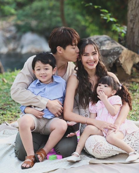 Korean Family Picture, Human Photography, Ideal Family, Urassaya Sperbund, Cute Couple Dp, Couple Dp, Pose References, Korean Couple, Photo Pose