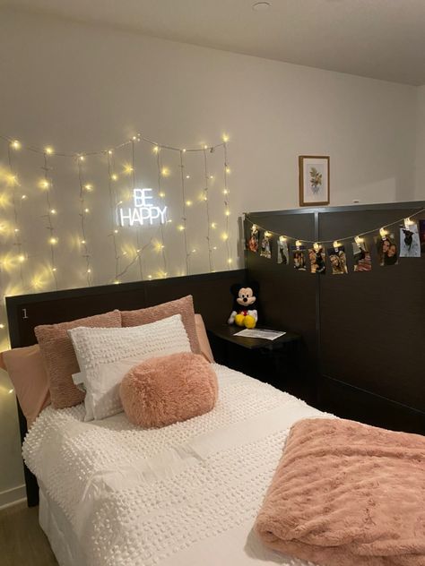 Adult Disney Guest Rooms, Dcp Room Ideas, Disney Dreamlight Room Ideas, Disney Dorm Room, Disney College Program Apartment, Disney College Program Room, Disney College, Disney College Program, Disney Wallpaper