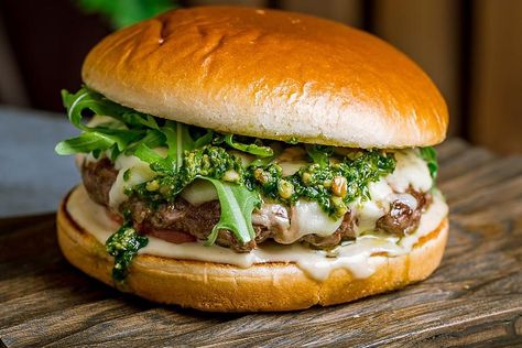 Juicy Italian Pesto Burgers Recipe Is What to Make This Weekend | Beef | 30Seconds Food Pesto Burger, Pesto Burgers, Italian Pesto, Beer Pulled Pork, 30seconds Food, Greek Turkey Burgers, Slow Cooker Recipes Pork, Coleslaw Recipe Easy, Homemade Burger