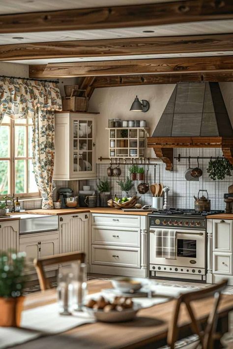 French Kitchen Design, French Vintage Kitchen, Casas Country, French Kitchen Decor, Country Kitchen Designs, French Living, French Country Kitchens, Farmhouse Kitchen Design, Cottage Kitchens