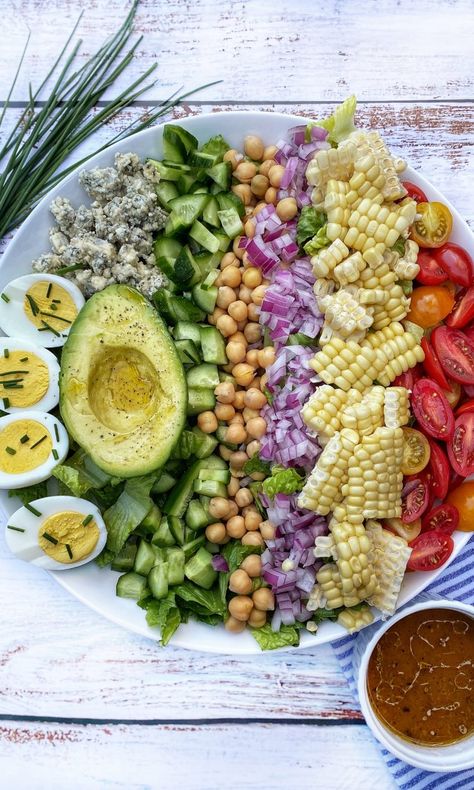 Vegetarian Cobb Salad | Family Meals in Heels Salad Dinner Recipes, Super Salad, Vegetarian Salad, Salad Dinner, Yummy Salads, Veg Food, Vegetarian Burger, Vegetarian Salads, Salad Recipes For Dinner