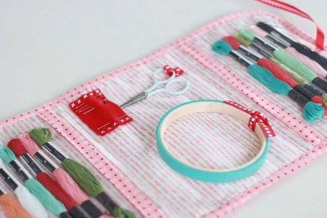 You can easily sew such an organizer for threads, scissors etc Travel Embroidery Kit, Diy Travel Kits, Embroidery Pins, Embroidery Cases, Stitching Projects, Travel Sewing, Sewing Bags, Crochet Supplies, Embroidery Bags