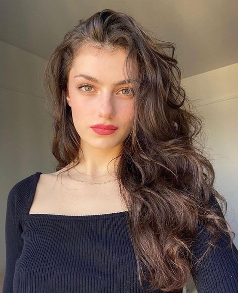 Femme Fatale on Instagram: “Natural makeup @zoiamossour” Zoia Mossour, Summer Makeup Looks, Turkish Women Beautiful, Model Face, Look Chic, Beauty Inspiration, Dark Hair, Pretty Face, Aesthetic Girl