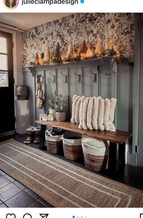 Hallway Ideas Country Style, Country Cottage Hallway, Rustic Hallway Ideas, Cosy Hallway Ideas, Cosy Hallway, House Mudroom, Cottage Hallway, Hallway Mudroom, Queenslander Homes