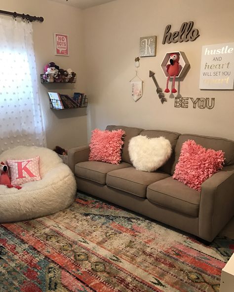 Girls Playroom💕 Cute Living Room Ideas, College Living Rooms, Girl Apartment Decor, Hall Decoration, College Apartment Living Room, Cute Living Room, Girls Playroom, First Apartment Decorating, Apartment Decoration