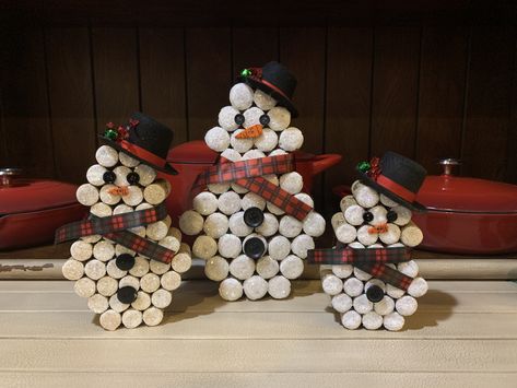 Snowmen made out of wine corks. ☃️ Christmas Crafts Using Wine Corks, Things To Make Out Of Wine Corks, Christmas Wine Cork Ideas, Wine Cork Projects Christmas, Things To Make With Wine Corks, Cork Art Projects, Wine Corks Ideas, Christmas Cork Crafts, Cork Christmas Crafts