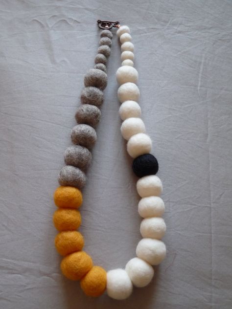 DIY Felted Bead Necklace Felt Wool Ball, Felt Necklace, Felt Beads, Fiber Jewelry, Felt Jewelry, Wool Balls, Wool Crafts, Textile Jewelry, Felt Ball