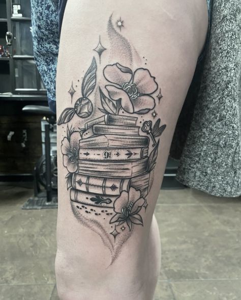 Black and grey Harry Potter books tattoo #tattoo #harrypottertattoo #goldensnitch #harrypotterfan #tattoosforwomen #thightattooideas #floral Book Thigh Tattoo, Harry Potter Books Tattoo, Harry Potter Thigh Tattoo, Harry Potter Book Tattoo, Book Stack Tattoo, Stack Tattoo, Books Tattoo, Potter Tattoo, Harry Potter Book