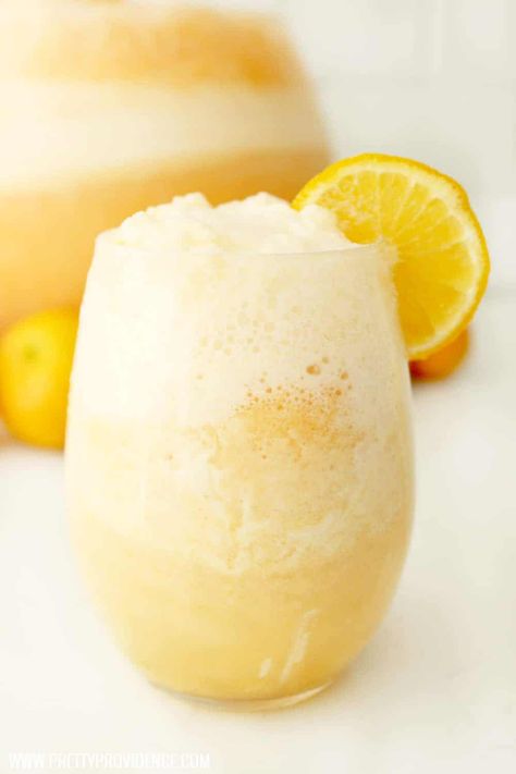 Yellow Punch, Orange Jello Salads, Sherbet Punch Recipes, Summer Party Drink, Easy Party Drinks, Sherbet Punch, Party Drinks Alcohol, Fluff Recipe, Crowd Pleasing Recipes