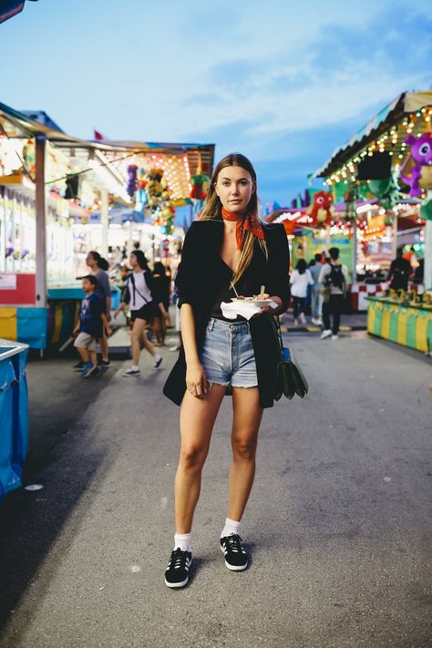 20CNE - TORONTOLIFE @KAYLAROCCA002A7758 Cne Toronto Outfit, Cne Toronto, Toronto Street Style, Toronto Style, Toronto Street, Denim Street Style, Simple Wardrobe, Sneakers Street Style, Toronto Fashion