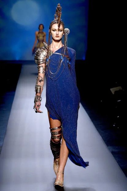 Jean Paul Gaultier Haute Couture Printemps-Été 2010 - Défilés | Vogue Paris 2010 Couture, Jean Paul Gaultier Haute Couture, Paul Gaultier Spring, Moda Boho, Futuristic Fashion, Couture Runway, Fantasy Dress, Paul Gaultier, Steampunk Fashion