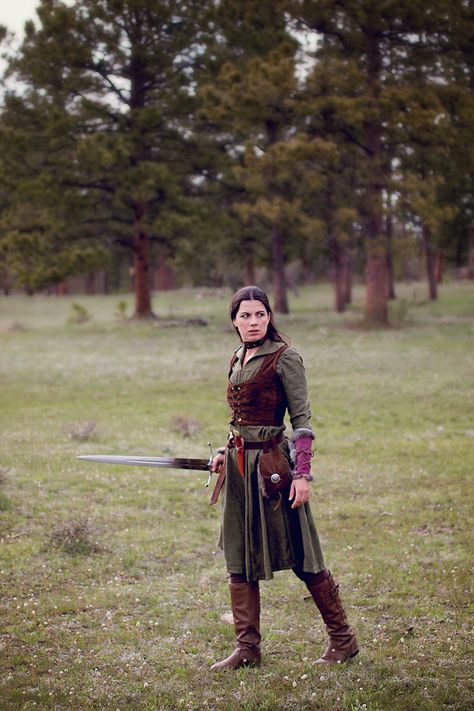 Misty Mountain Rangers https://www.facebook.com/mistymtnrangers/ Ren Faire Ranger Costume, Medieval Ranger Outfit, D And D Outfit, Larp Outfit Female, Lady Knight Ren Faire, Medieval Fantasy Dress Warriors, Female Ranger Outfit, Forest Ranger Outfit, Ranger Outfit Female