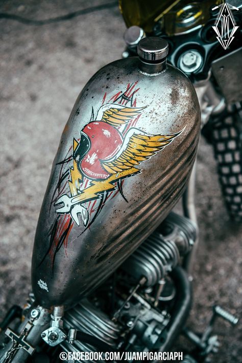 Gas Tank Paint, Motorcycle Tank Art, Motorcycle Art Painting, Мотоциклы Harley Davidson, Rat Bikes, Bike Tank, Kustom Paint, Custom Paint Motorcycle, Retro Bikes