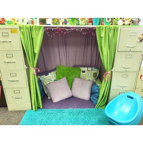 A gorgeous reading nook from a first grade teacher in Kansas… Classroom Reading Nook Ideas, Reading Nook For Classroom, Kids Classroom Design, School Classroom Design, Prek Classroom Setup, Daycare Classroom Setup, Classroom Reading Nook, Classroom Design Ideas, Fun Classroom Decor