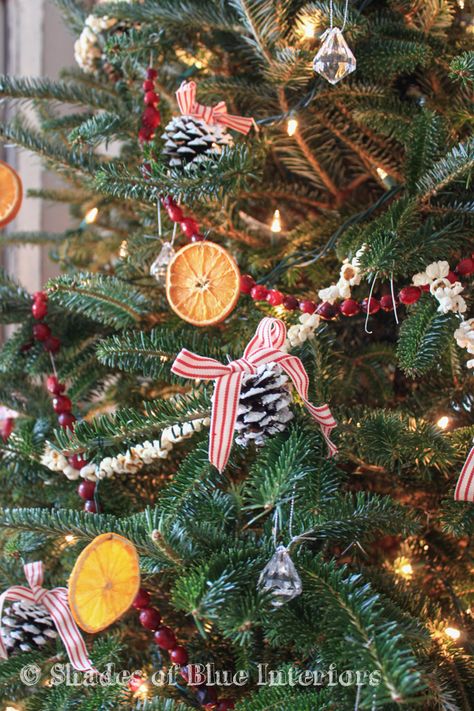 Old Fashion Christmas Tree, Farmhouse Christmas Tree, Simple Christmas Decor, Traditional Christmas Tree, Christmas Tree Garland, Old Fashioned Christmas, Victorian Christmas, Noel Christmas, Décor Diy