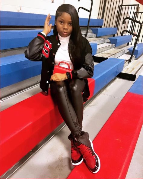 Sneakerball Outfits, Bred Outfits, Red Purse Outfit, Winter Outfits Black Women, Jordan Year, Outfit Poses, Jordans 1, Birthday Clothes, Teen Swag