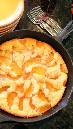 OH BOY ... Peach Cobbler!!! But not just any peach cobbler, this is a classic "Old School" recipe just like your Grandma used to mak... Skillet Peach Cobbler, Cast Iron Skillet Recipes Dinner, Skillet Desserts, Cast Iron Skillet Cooking, Pastries Recipes, Easy Peach Cobbler Recipe, Iron Recipes, Iron Skillet Recipes, Peach Cobbler Easy