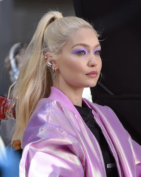 Gigi Hadid Platinum Blonde, Gigi Hadid Blonde, Gigi Hadid Maybelline, Gigi Hadid Makeup, New York March, Pale Skin Makeup, Clueless Fashion, Gigi Hadid Outfits, Gigi Hadid Style