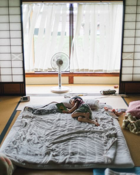 Japanese Childhood, Japanese Farmhouse, Japan Apartment, Sleeping On The Floor, Childhood Aesthetic, Japanese Kids, Japanese Home Design, Japanese Room, Japanese Interior