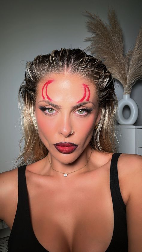 Devil Horn Makeup, Devil Halloween Costume Aesthetic, Halloween Devil Make Up, Make Up Diabla, Devil Make Up Halloween Easy, Trucco Halloween Diavolo, Make Up Halloween Easy Makeup Ideas, Simple Devil Makeup Halloween, Devil Halloween Costume Makeup