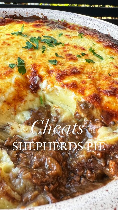 Easy Shepherds Pie Recipe https://resepmamiku.com/en/easy-shepherds-pie-korkyskitchenofficial_ Shapers Pie Recipe, Easy Shepherds Pie Recipe, Sheppards Pie Recipe, Best Shepherds Pie Recipe, Shepards Pie Recipe, Easy Shepherds Pie, Fall Eats, Buttery Mashed Potatoes, Cozy Dinners