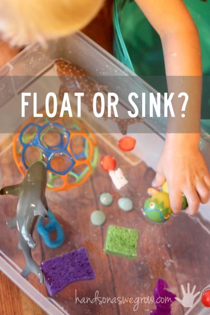 Activity for toddlers - does it float or sink? Speak Spanish with your kids as you do this activity! You can find vocab for sink/float and other water games in English and Spanish at http://spanishplayground.net/water-games-spanish-vocabulary/ http://handsonaswegrow.com/water-play-experiment-float-sink/ Sink And Float Preschool, Float Or Sink, Toddler Science, Water Unit, Science For Toddlers, Science Week, Attention Grabber, Science Games, Water Games