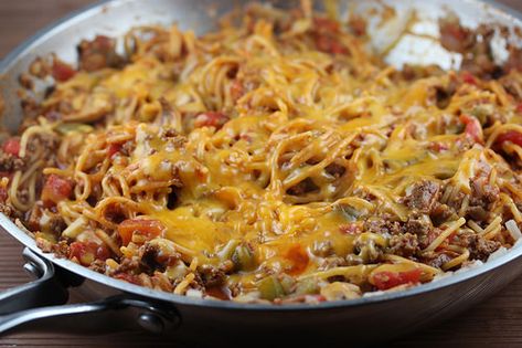 One Pan Skillet Spaghetti Recipe - Cully's Kitchen Skillet Spaghetti, Ground Beef Skillet, Beef Skillet, Grandmothers Kitchen, Cabbage And Sausage, One Pot Dinners, Spaghetti Recipe, Slow Cooker Pulled Pork, Spaghetti Recipes