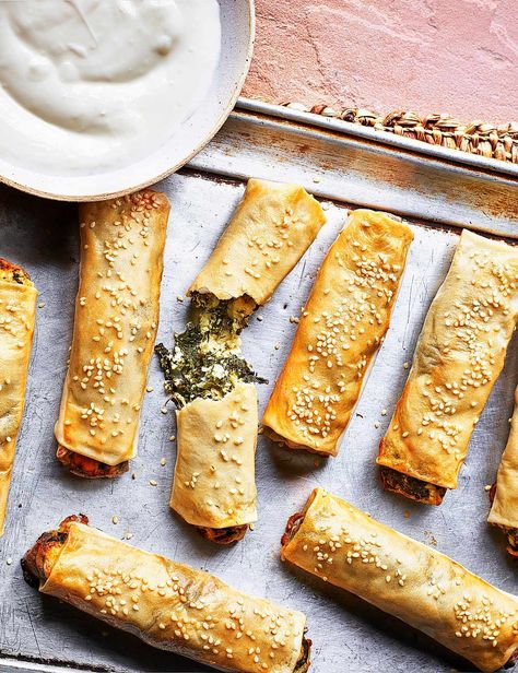 Turn the classic Greek savoury pie into a fun, vegetarian canapé, lightly spiced with nutmeg and lifted with yogurt dip Easy Spanakopita, Best Spinach Recipes, Vegetarian Canapes, Easy Spring Rolls, Savoury Pie, Spanakopita Recipe, Spring Roll Pastry, Yogurt Dip, Minced Meat