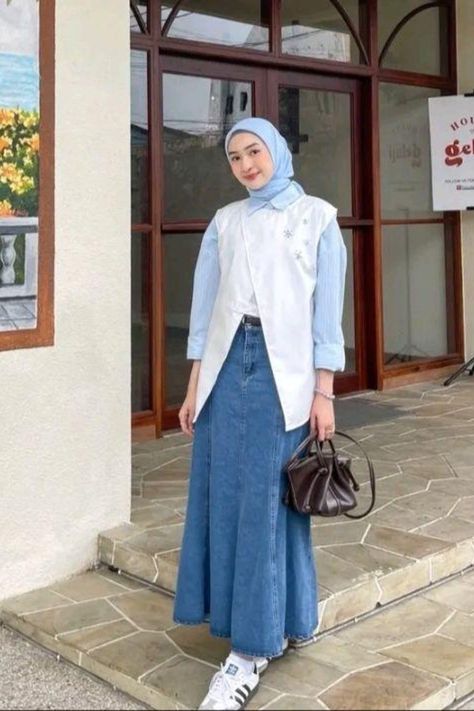 Ootd Hijab Jeans Style, Denim White Outfit Hijab, Denim Style Hijab, Denim Hijab Outfit, Ootd Loose Jeans Hijab, Jeans Hijab, Ootd Idea, Ootd Jeans, Tutorial Hijab