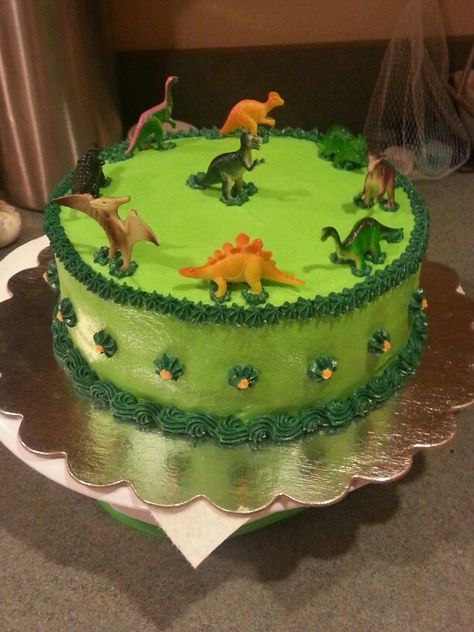 Dinosaur cake, super easy! Fe would love it and she can keep the toys! Win win. Dinosaur Sheet Cake, Dinosaur Cakes For Boys, Birthday Cake Easy, Sheet Cake Ideas, Jurassic World Cake, Dinosaur Cupcakes, Dinosaur Birthday Party Decorations, Dino Cake, Dinosaur Birthday Cakes