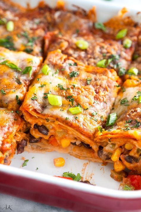 Black Bean Enchilada Casserole, Bean Enchilada Casserole, Casserole Enchilada, Vegetarian Enchilada Casserole, Vegetarian Tacos Recipes, Vegetarian Casserole, Vegetarian Enchiladas, Black Bean Enchiladas, Enchilada Casserole Recipes