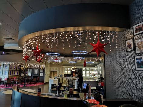 Christmas Restaurant Decorations Ideas, Christmas Coffee Shop Decorations, Christmas Decoration Restaurant, Christmas Decor Ideas Restaurant, Cafe Christmas Decorations Ideas, Christmas Decor Ideas For Restaurant, Christmas Set Design, Chandelier Christmas Decor, Kfc Christmas