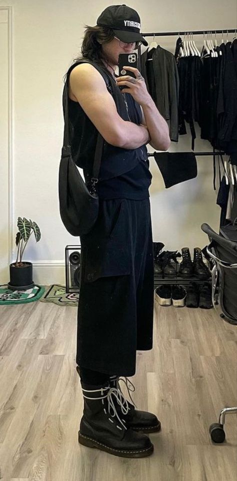 Mens Goth Fashion Casual, Goth Summer Outfits Men, Goth Summer Aesthetic, Mens Goth Fashion, Yohji Yamamoto Street Style, Minimalist Outfit Men, Goth Outfits Men, Goth Fashion Men, Wizard Core