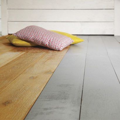 Peindre un parquet : 7 erreurs à éviter Renovation Parquet, White Painted Floors, Painted Wooden Floors, Industrial Staircase, Basement Stairs, Wooden Floor, Painted Floors, Finishing Basement, Basement Remodeling