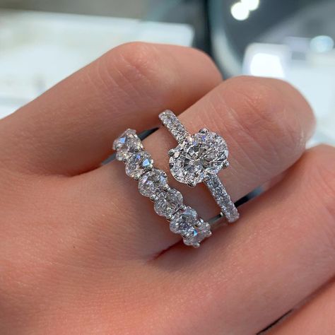 2,572 curtidas, 15 comentários - Zizov Diamonds (@zizovdiamonds) no Instagram: “In continuation to the oval obsession. A wedding set made of just that. #oval #ovalcut…” Wedding Band Rings, Ring Selfie, Oval Diamond Ring, Princess Ring, Engagement Rings Oval, Pave Setting, Put A Ring On It, Oval Cut Diamond, Wedding Set