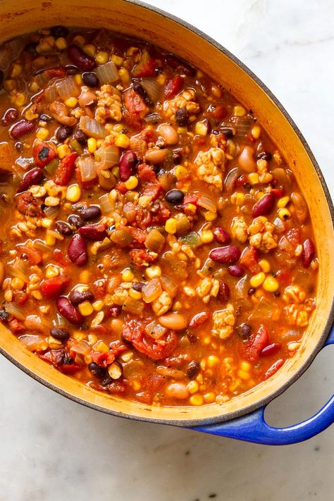 Plant Based Chili Recipe, Chili Recipe Vegan, Veg Chili, Tempeh Chili, How To Cook Tempeh, Easy Vegan Chili, Chili With Beans, Stovetop Chili, Best Vegan Chili