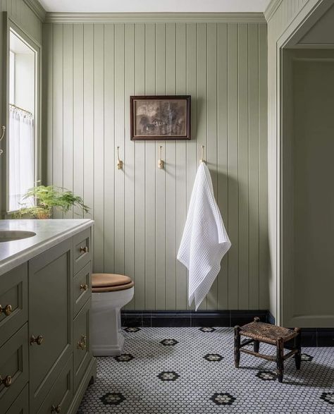 Paneled Walls Bathroom, House And Garden Uk, Cottage Powder Room, Cottage Style Bathrooms, Garden Uk, Paneled Walls, Cabin Bathroom, Small Toilet Room, Boy Bath