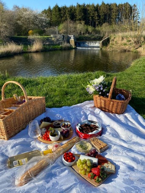 Picnic Date Food, Picnic Inspiration, Date Recipes, Picnic Birthday, Picnic Date, Picnic Blankets, Perfect Picnic, Picnic Time, Picnic Food