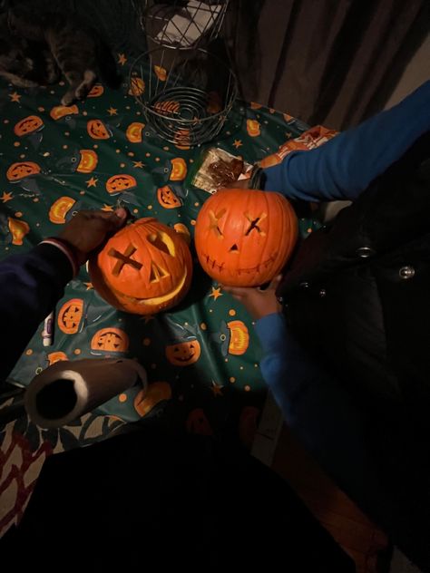 #halloween #pumpkin #funny #aesthetic #couples Fall Dates Black Couples, Spooky Night Ideas Couples, Carving Pumpkins Aesthetic Couples, Halloween Couple Activities, Couples Halloween Aesthetic, Couple Halloween Aesthetic, Fall Date Aesthetic, Halloween Couple Aesthetic, Halloween Dates