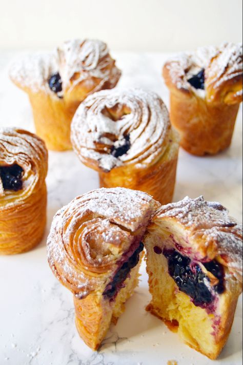 Blueberry Cruffins, Cruffin Recipe, Breakfast Pastries, Blueberry Muffins, Pastry Recipes, Cakepops, Puff Pastry, High Tea, Buns