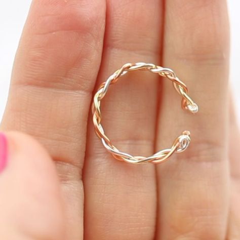 I love simple diy projects and simple life hacks so in this tutorial I’ll show you just that! I am yet again creating DIY Easy rings and this time I have 5... Easy Rings, Cincin Diy, Diy Ring, Diy Braids, Wine Bottle Diy Crafts, Wine Bottle Diy, Braided Ring, Gelang Manik, Easy Diy Jewelry