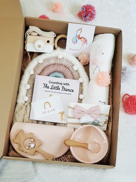 Newborn Hamper Ideas, Baby Gift Box Packaging, Diy Newborn Gifts, Gift Box Ideas Handmade, Baby Gift Box Ideas, Newborn Hamper, Hampers Baby, Expecting Mom Gift Basket, Newborn Gift Ideas