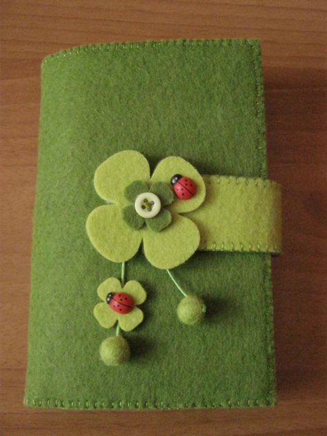 Diy Embroidery Thread, Fleece Sewing Projects, Wool Applique Quilts, Felt Pincushions, Felt Pillow, Felt Crafts Patterns, Diy Bags Patterns, Sewing Crafts Tutorials, Felt Book