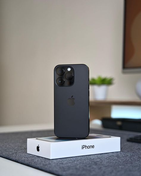 IPhone Black colour Iphone 16 Pro Max 2023, Apple Pro, Produk Apple, Stylish Iphone Cases, Iphone Obsession, Iphone Black, Iphone Pictures, Iphone Accessories, Free Iphone