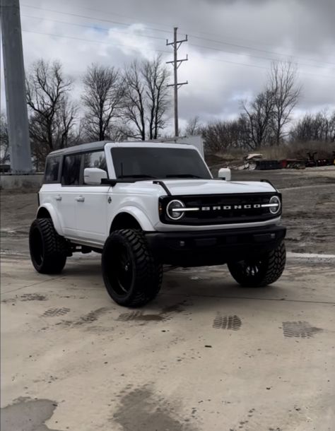 White Bronco Sport Aesthetic, 2023 Ford Bronco White, White Ford Bronco Outer Banks, Bronco Ford White, Bronco Outer Banks Sasquatch, White Bronco Outer Banks, New Bronco Lifted, Lifted Bronco Sport, White Ford Bronco Aesthetic