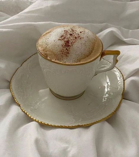 Instagram Style Fashion, Coffee Inspiration, Hot Chocolate Coffee, Coffee Obsession, Coffee Cream, Coffee Aesthetic, Honey Recipes, Inspiration Instagram, Instagram Style