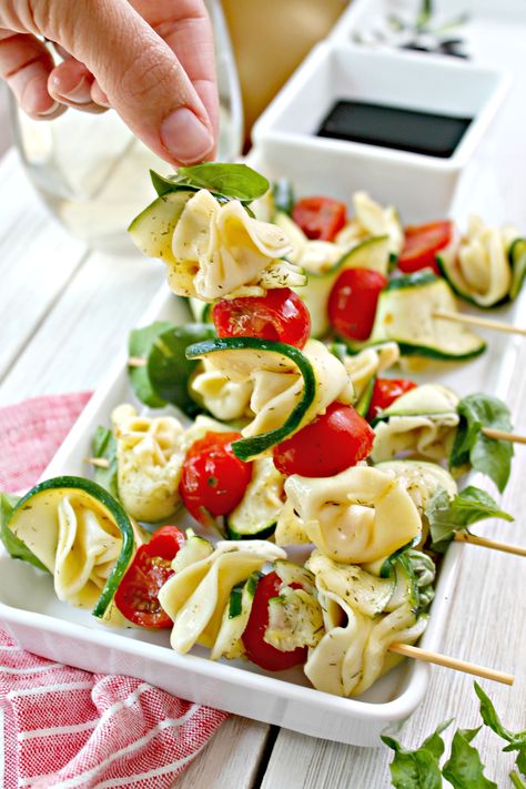 Marinated Zucchini & Tortellini Skewers! Looking for an easy appetizer to serve up at a party or bring along to a gathering? These incredibly simple skewers are just the thing! They're crowd-pleasing, easy to make and appealing to the eye, too! Pasta Salad Skewers, Zucchini Tortellini, Tortellini Appetizer, Marinated Zucchini, Salad Skewers, Tortellini Skewers, Tortellini Pasta Salad, Tortellini Pasta, Easy Zucchini