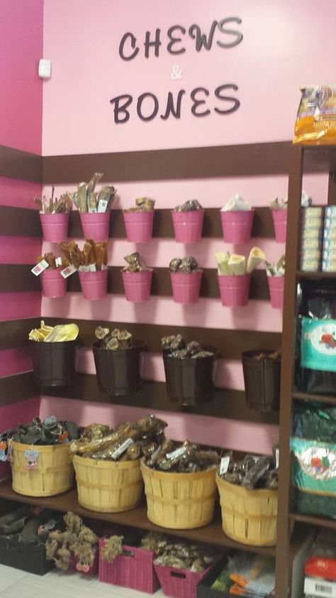 don't like the pink but cute display ideas Pet Retail Display Ideas, Pet Store Display Ideas, Dog Retail Store Display Ideas, Boutique Store Displays Dog, Pet Store Display, Dog Boutique Ideas, Dog Boarding Ideas, Pet Store Design, Dog Boarding Facility