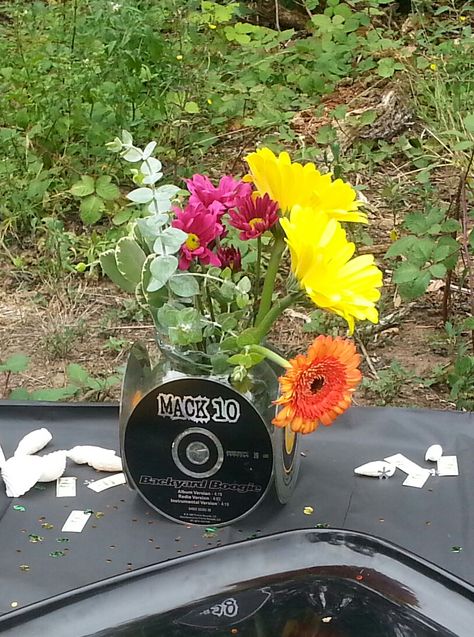 Attached old CD's to small vases that I had around the house for a 90's hip hop themed bbq in the park. Cd Centerpiece Ideas, 2000 Trends, Music Centerpieces, Decades Party, Themed Centerpieces, 90's Hip Hop, 90s Decor, 2000s Pop, Gender Reveal Party Theme