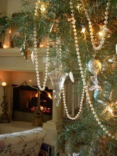 Pearl Garland Christmas Tree, Christmas Grotto, Pearl Christmas, Christmas Tree And Fireplace, Pearl Garland, Fabulous Christmas, Tree Garland, Beautiful Christmas Trees, Christmas Mantels